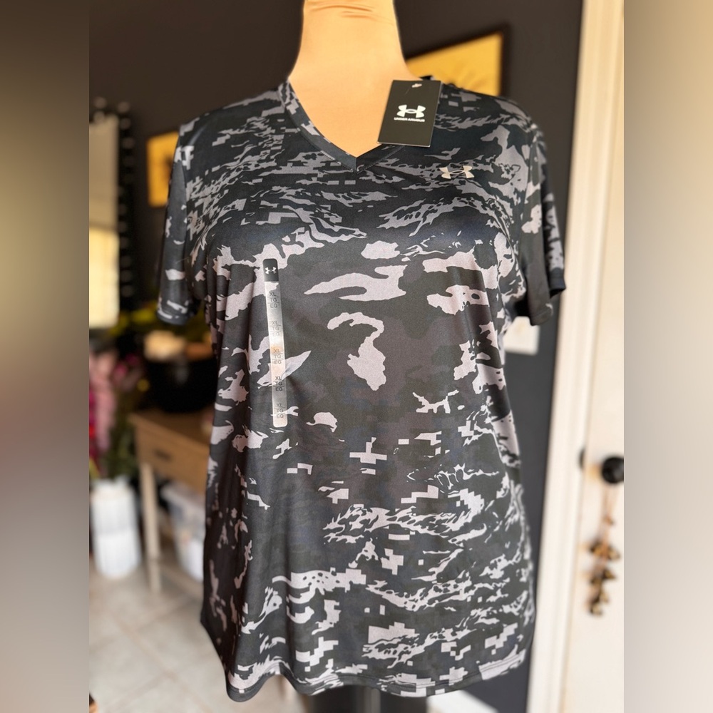 NWT Under Armour V Neck T shirt Loose Fit 🆕